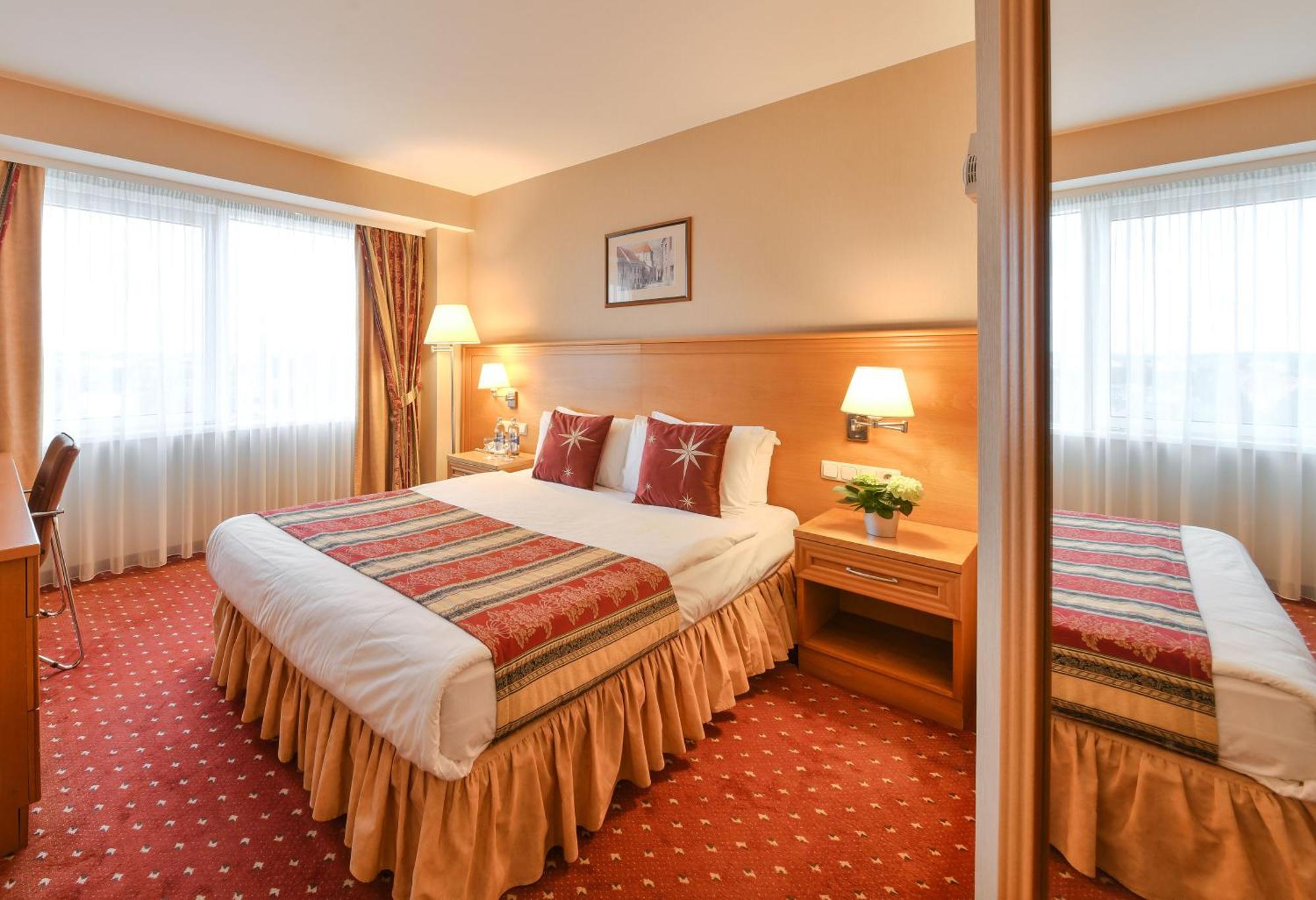 VILNIUS PARK PLAZA HOTEL, RESTAURANT & TERRACE, PANORAMA BAR, CONFERENCE &  BANQUET CENTER ВИЛЬНЮС 4* (Литва) - от 6185 RUB | NOCHI